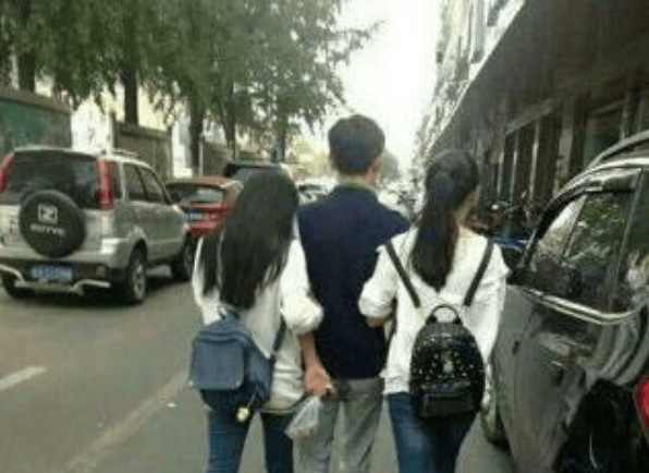 聚焦瞬间！众人围观，尴尬搞笑场面引笑料不断