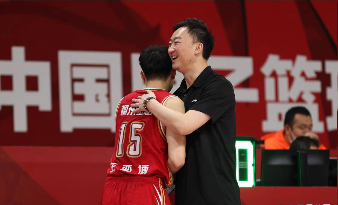 职业联赛转会纠纷引发球迷讨论