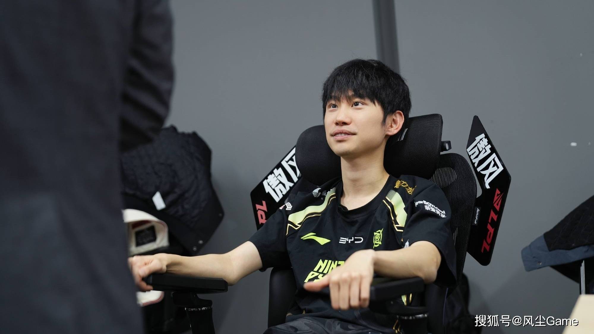 LOL换线创始人拿下首胜！赛后采访泪洒赛场，自我点评：烂到流脓