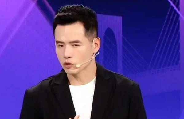 刘国正解说屡次上演神预言，轻描淡写点破比赛玄机，网友刷屏：干解说太可惜